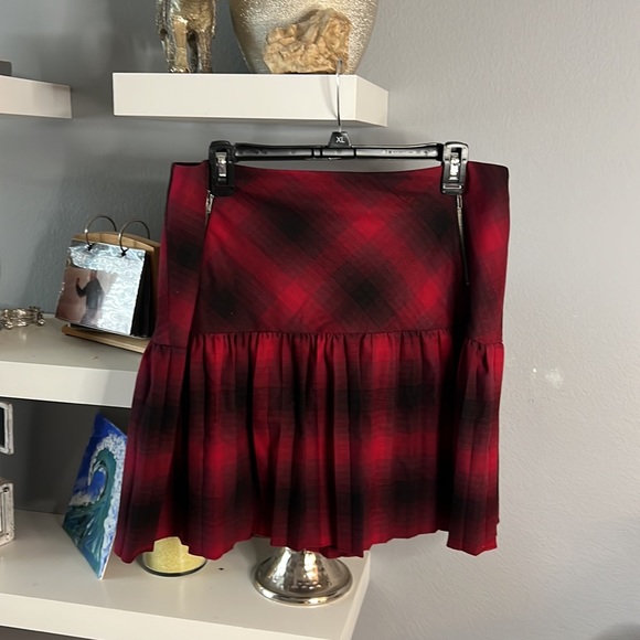 Pleated red and black skirt - Picture 2 of 5